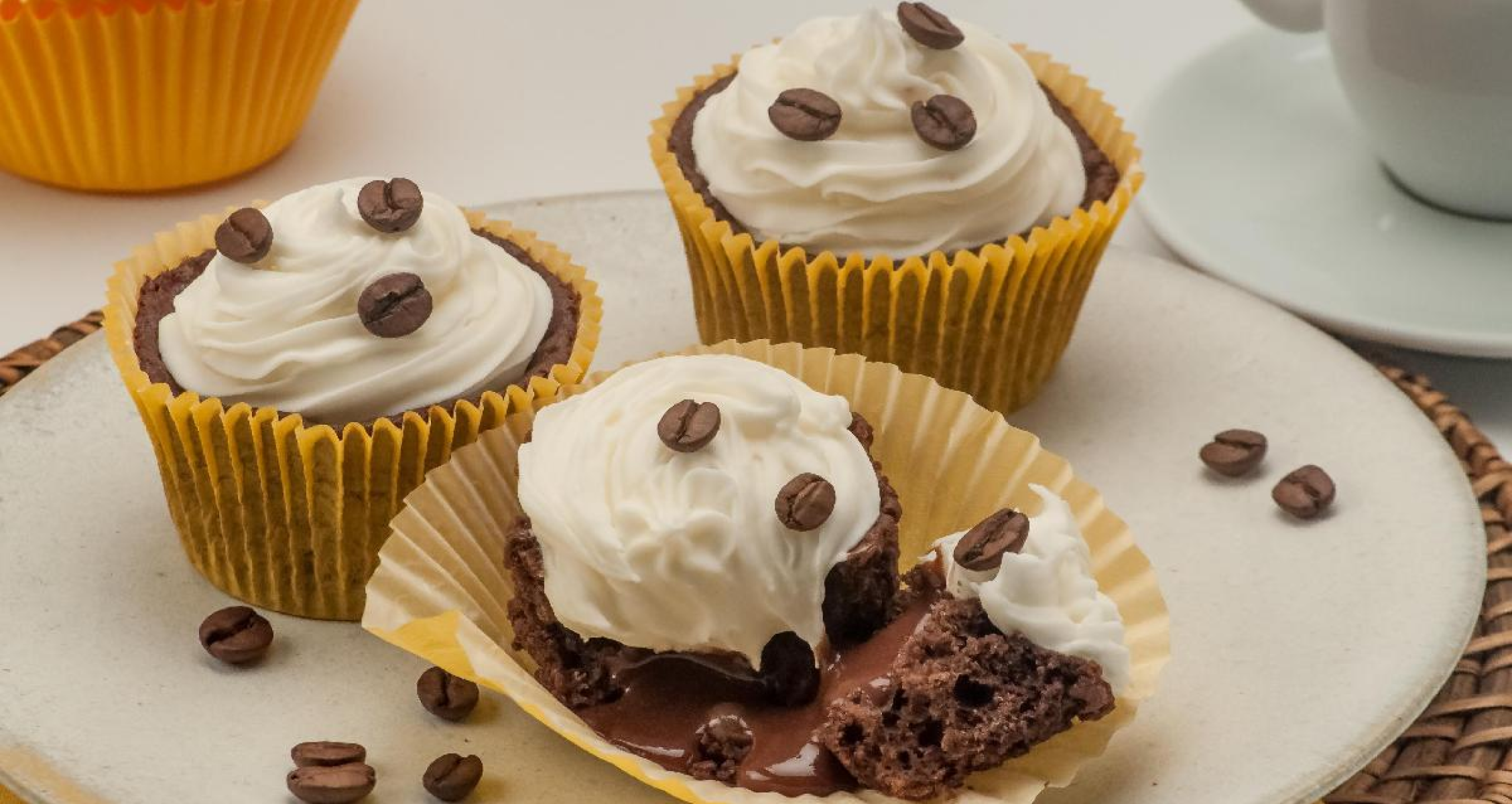 Imagem de um cupcake de café com chantilly